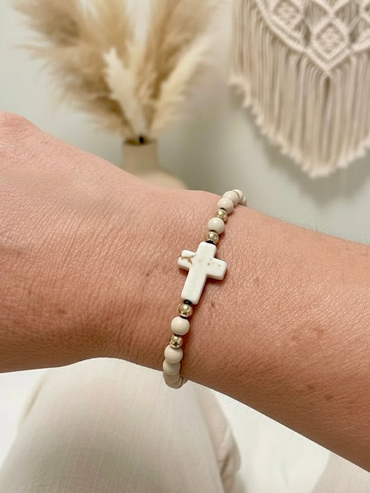 Bracelet en pierre naturelle Fossile beige – Croix chrétienne en howlite