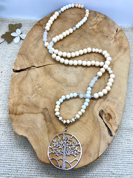 Sautoir en Perles blanc et bois clair pendentif, arbre de vie