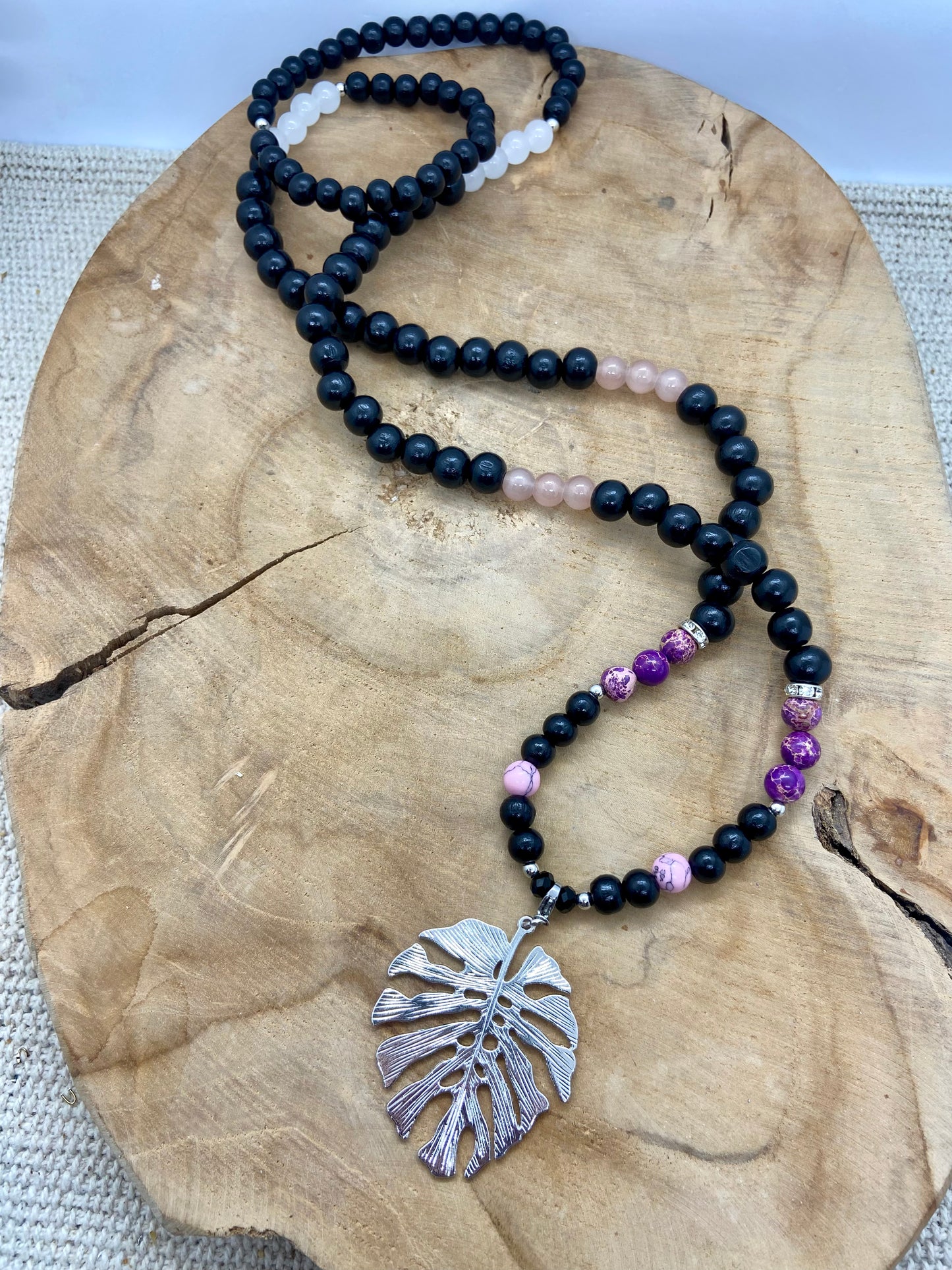 Sautoir en bois noir et perles en verre et pierre naturelle pendentif feuille de palmier