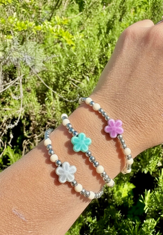 Bracelet fin en acier inoxydable, pierre blanche et fleur en céramique