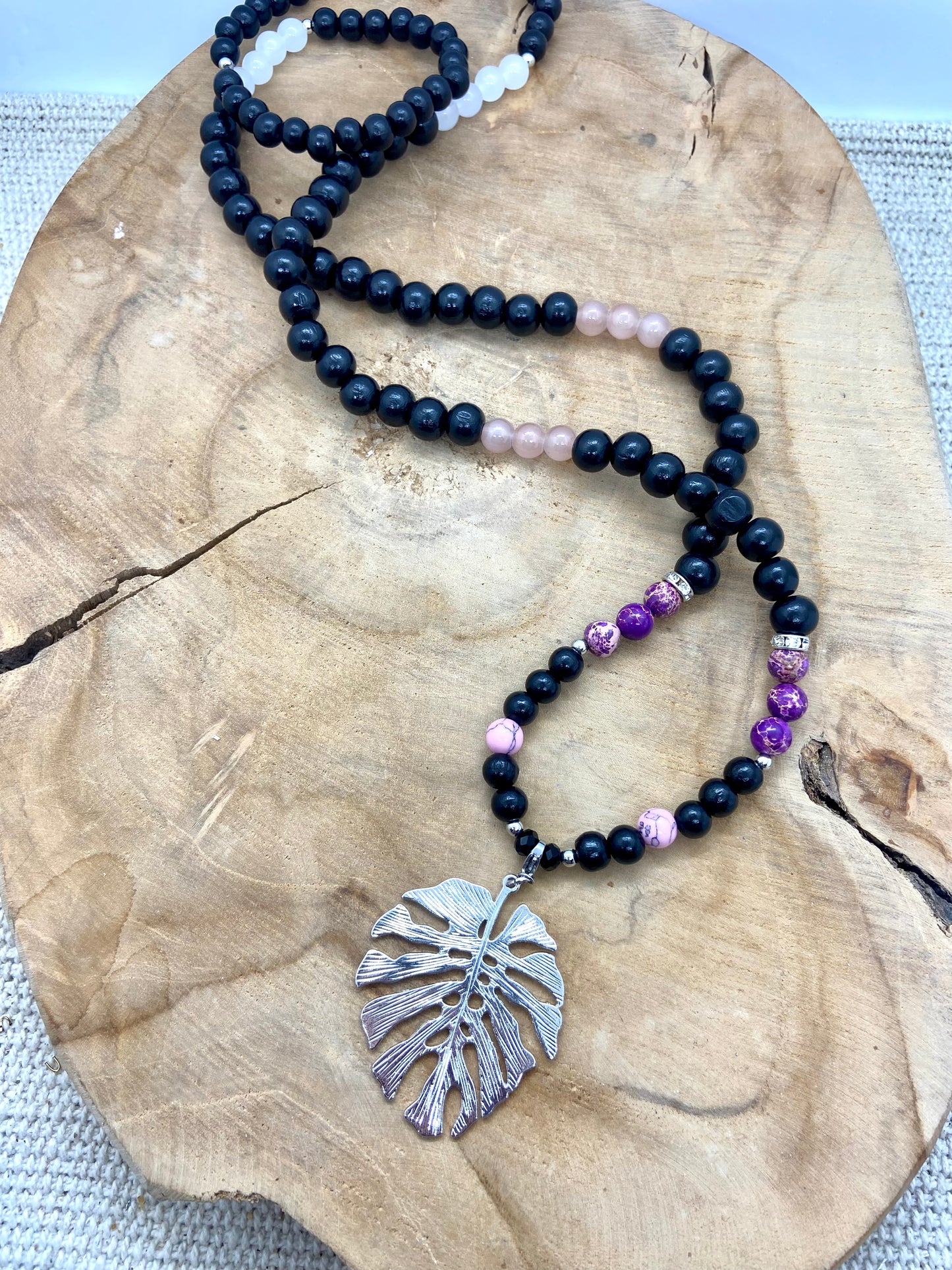 Sautoir en bois noir et perles en verre et pierre naturelle pendentif feuille de palmier