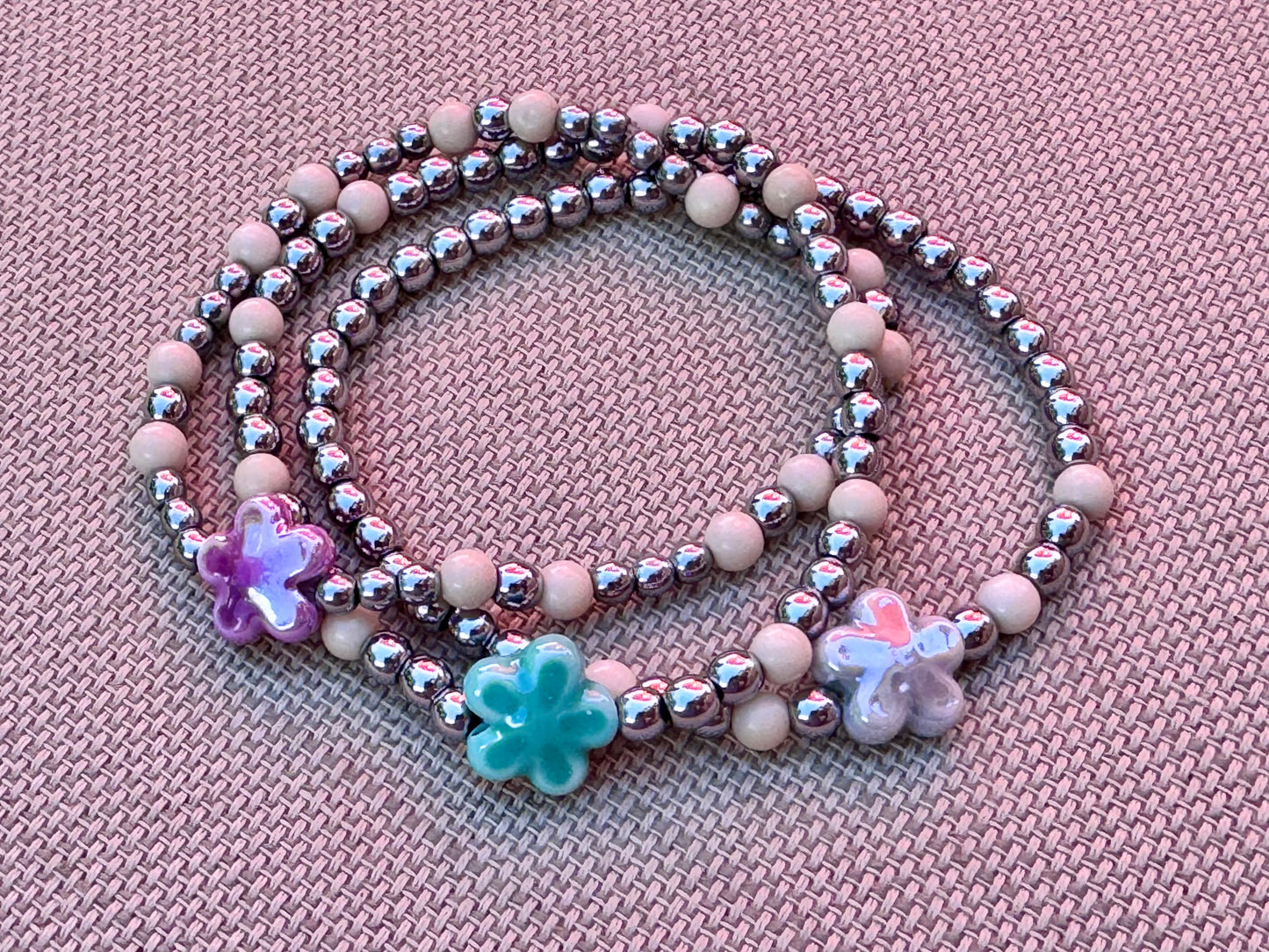 Bracelet fin en acier inoxydable, pierre blanche et fleur en céramique