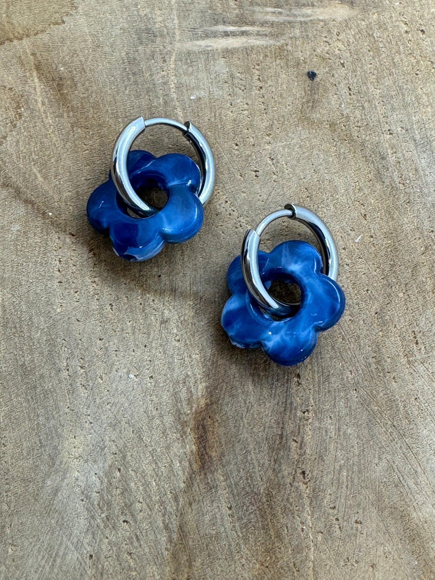 Boucles d’oreilles Créoles, avec petite fleur en acrylique colorées