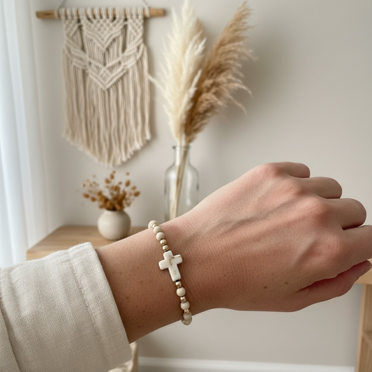 Bracelet en pierre naturelle Fossile beige – Croix chrétienne en howlite