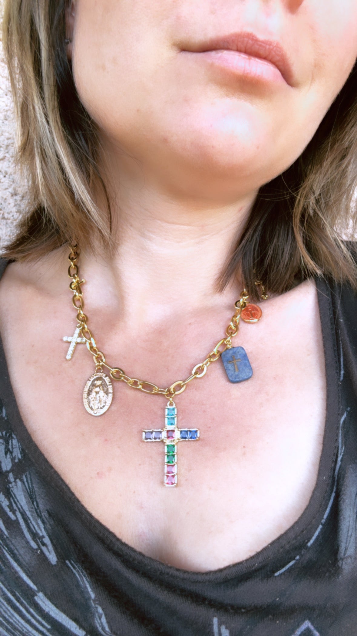 Collier acier inoxydable avec breloques talisman pendentif croix multicolore