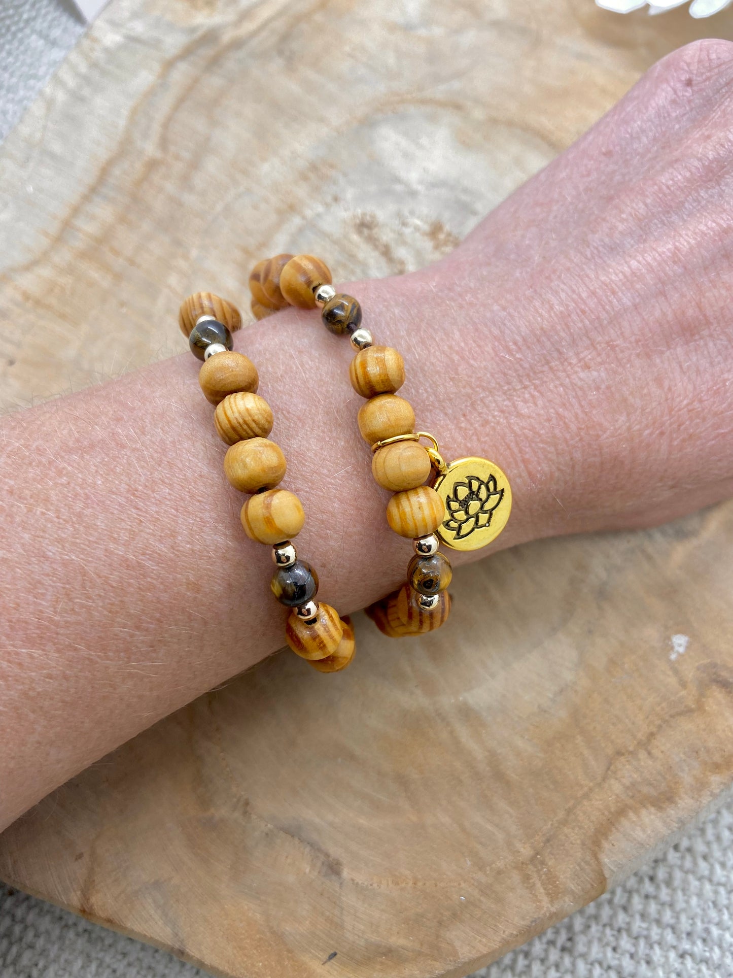 Duo de bracelets bohème en bois et oeil de tigre breloque lotus