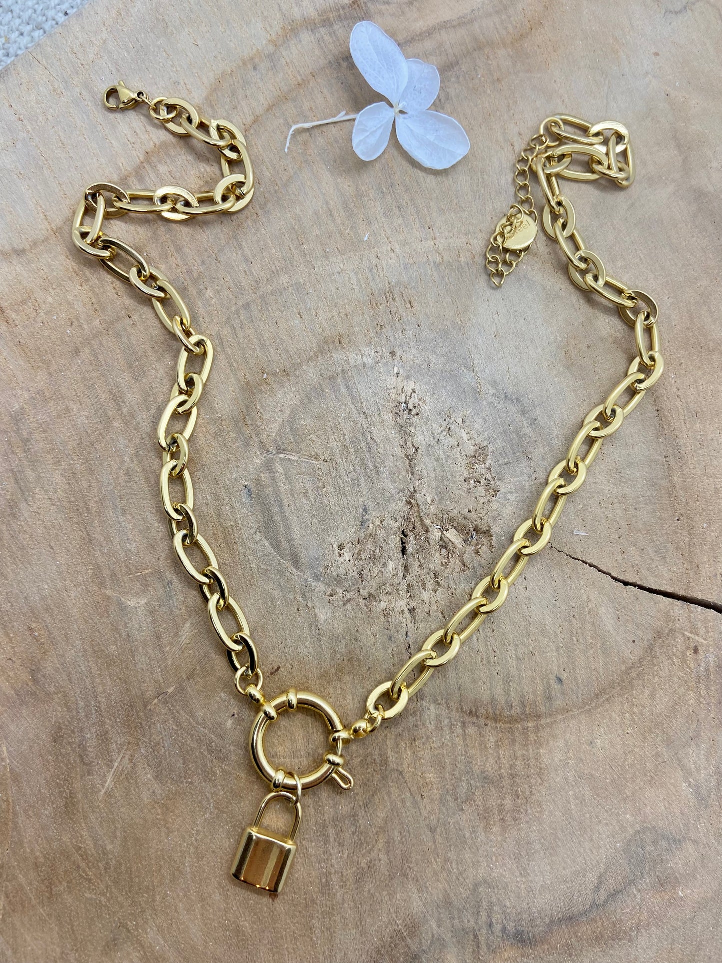 Collier chaine grosse maille dorée et pendentif cadenas