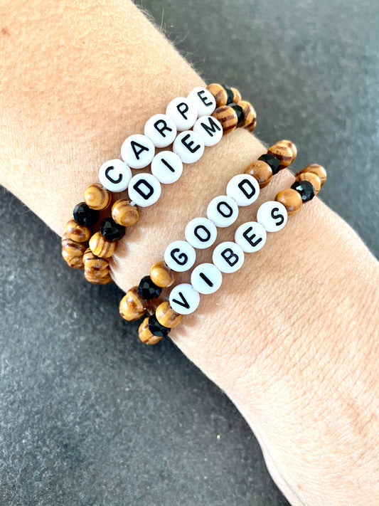 Deux bracelets message positif good vibes carpe diem