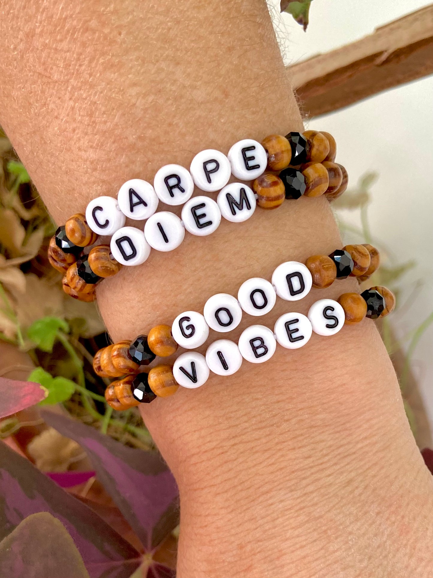 Deux bracelets message positif good vibes carpe diem