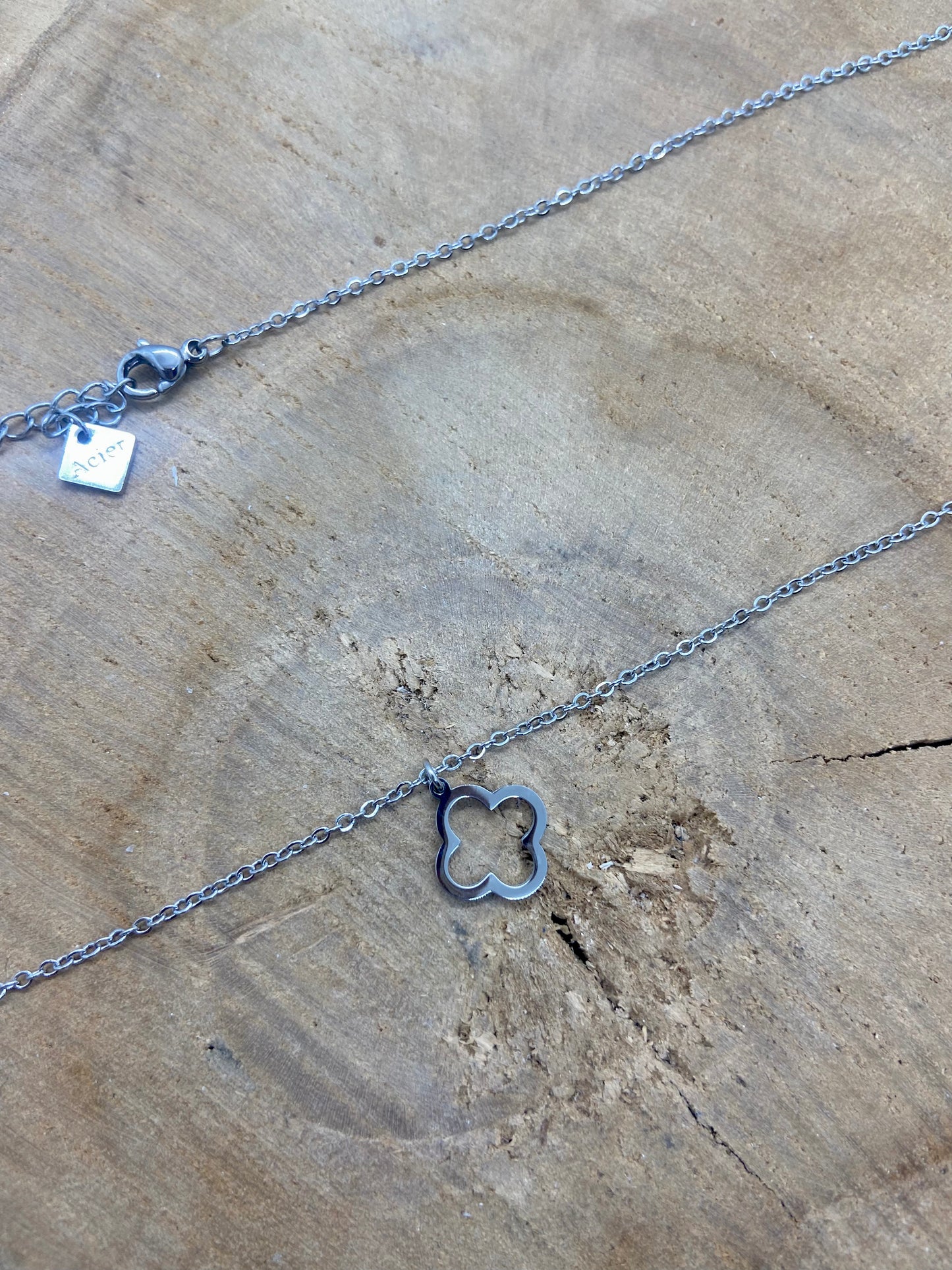 Collier chaîne courte en acier inoxydable pendentif trèfle à 4 feuilles