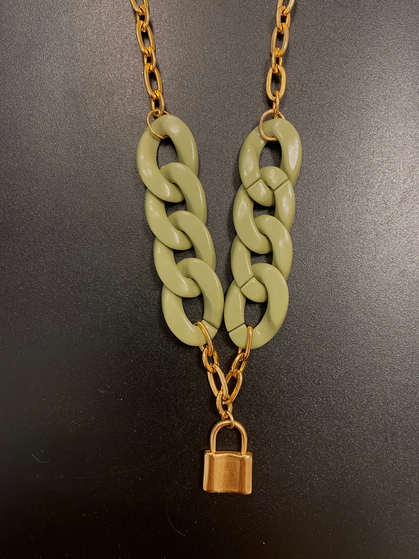 Collier chaîne gros maillons acrylique vert kaki et doré